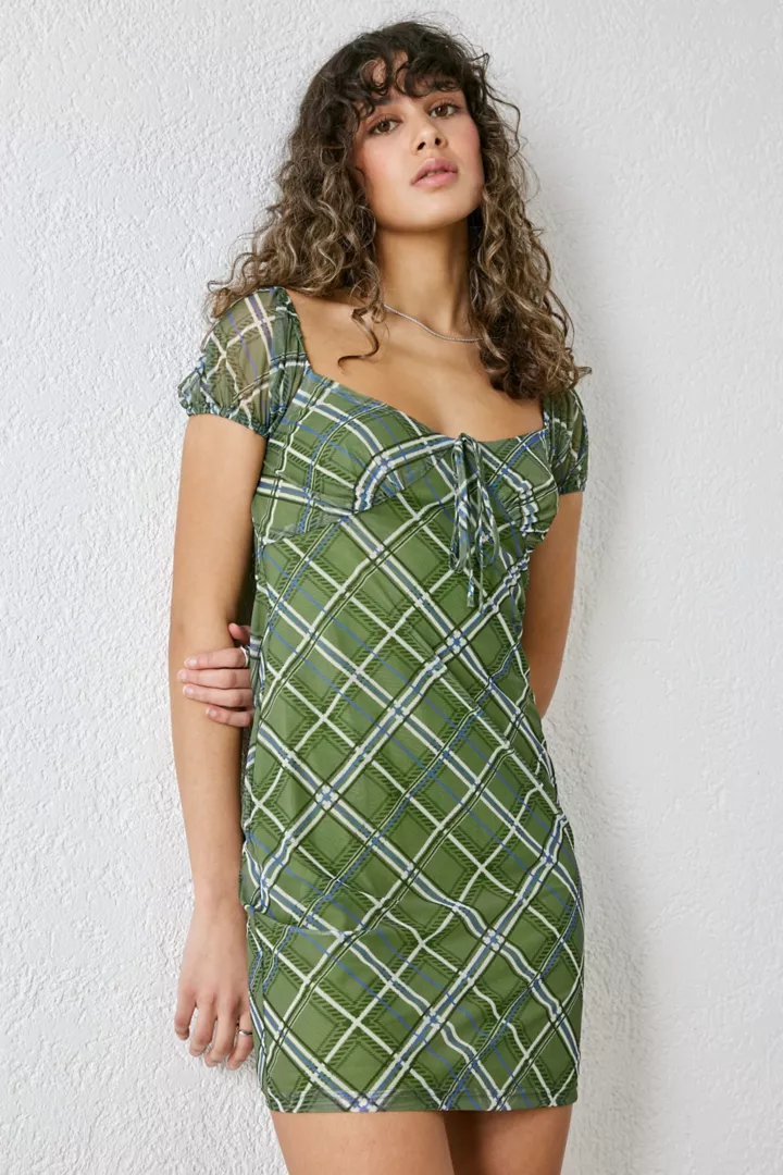 urbanoutfitters.com | Daisy Street UO Exclusive – Kariertes Minikleid aus Netzstoff
