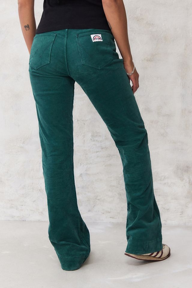 Wrangler – Ausgestellte Jeans aus Cord in Grün #3