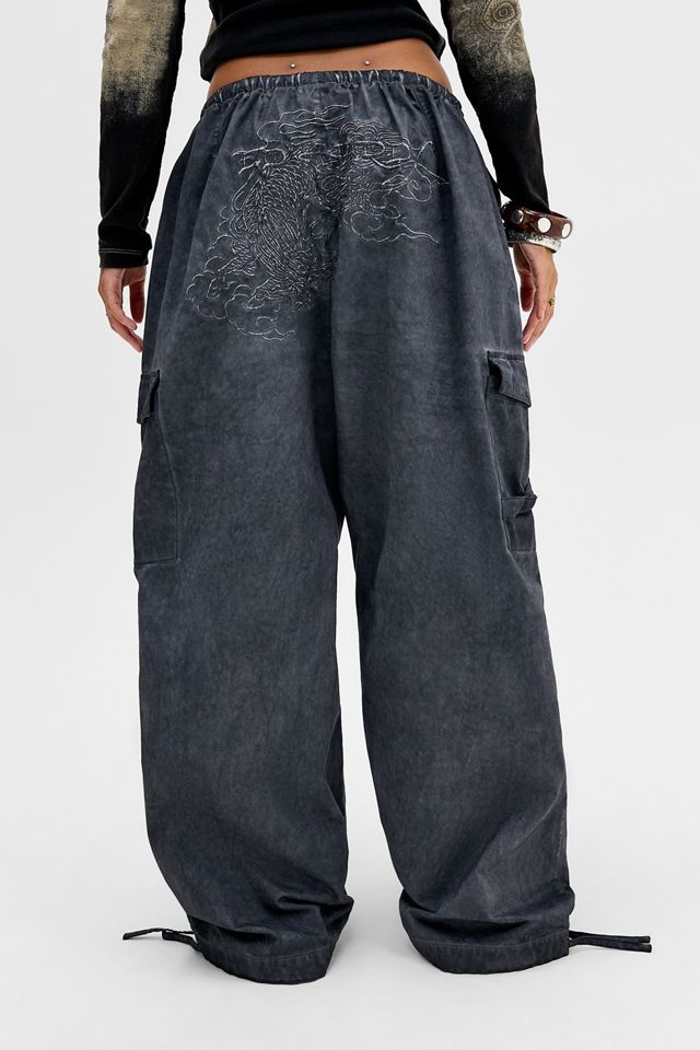Ed Hardy UO Exclusive Fallschirmhose mit Tattoo-Stickerei #1
