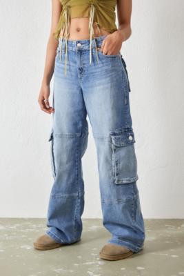 True Religion UO Exclusive – Niedrig geschnittene Cargo-Jeans in heller Waschung