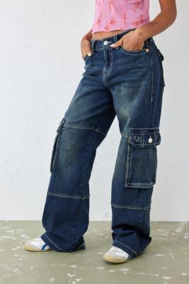 True Religion UO Exclusive – Niedrig geschnittene Cargo-Jeans in Indigoblau