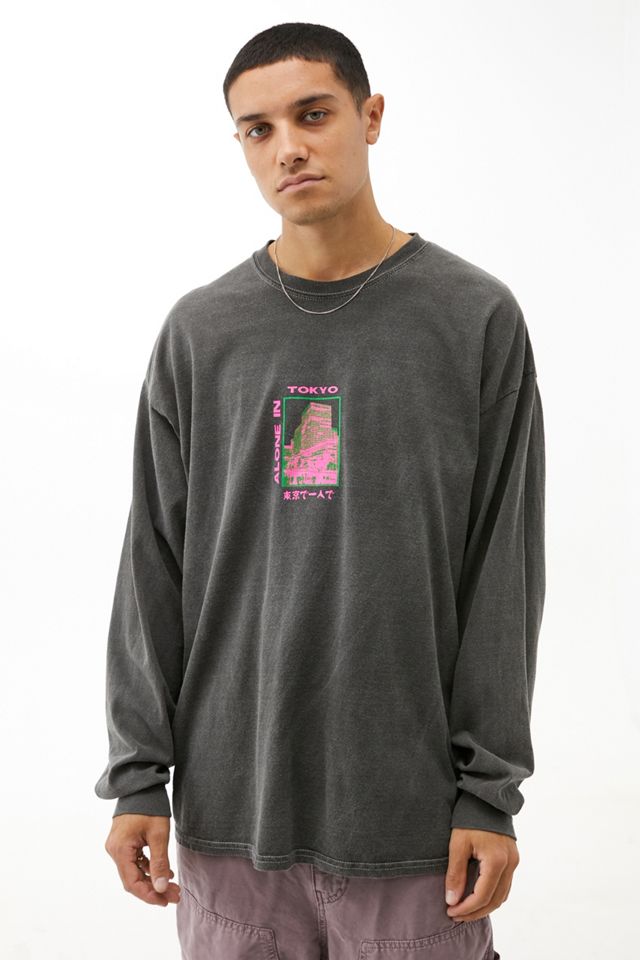 UO – Longsleeve „Alone In Tokyo“ in Schwarz mit Landschaftsprint