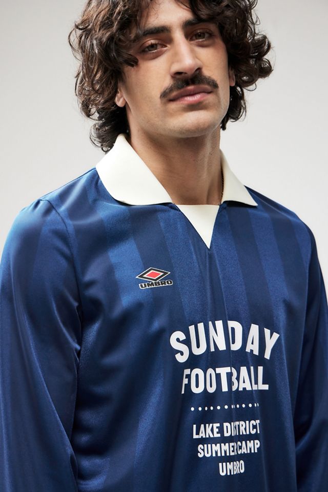 Maillot de football bleu à col Umbro exclusivité UO | Urban Outfitters FR