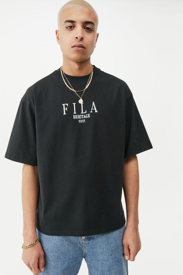 Diverse varer foretage Vågn op FILA UO Exclusive Black Logo T-Shirt | Urban Outfitters UK