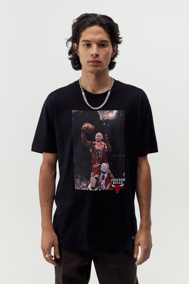 Mitchell & Ness Black Chicago Bulls T-Shirt | Urban Outfitters UK