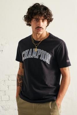 Image of Champion UO Exclusive - College-T-Shirt in Schwarz