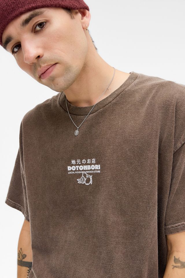 UO Braunes Dotonbori T-Shirt
