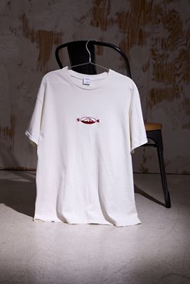 T-shirt graphique de montagne brodé blanc UO