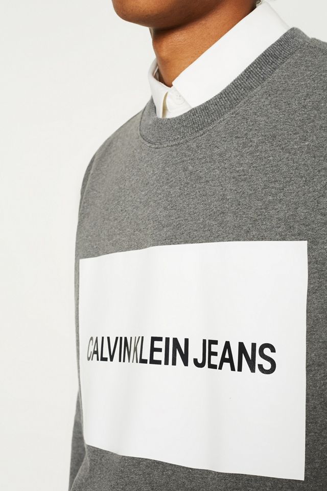 Calvin Klein Jeans – Sweatshirt „Institutional“ in Grau mit kastigem Logo #2