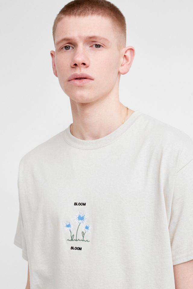 Urban Outfitters – T-Shirt in Steingrau mit Blütenstickerei #1