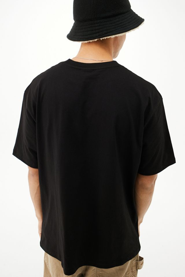 GUESS UO Exclusive – T-Shirt mit mehrfarbigem Logo in Schwarz #1