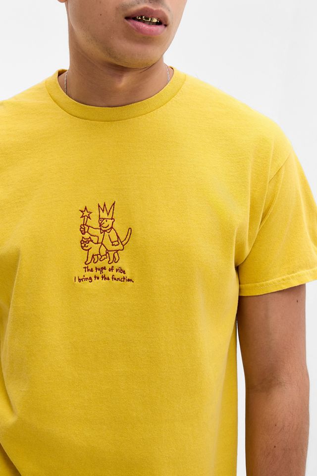 T-Shirt UO Gialla con Ricamo Type Of Vibe #1