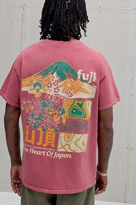 UO Rotes Berg Fuji T-Shirt