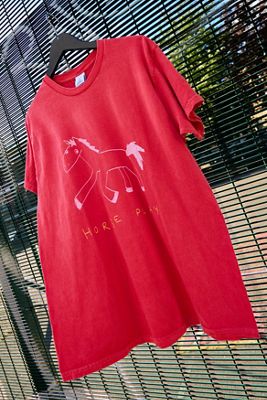 UO Rotes Horseplay T-Shirt