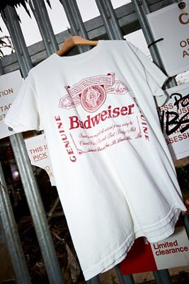 UO Weißes Budweiser Heritage Script Logo Grafik-T-Shirt