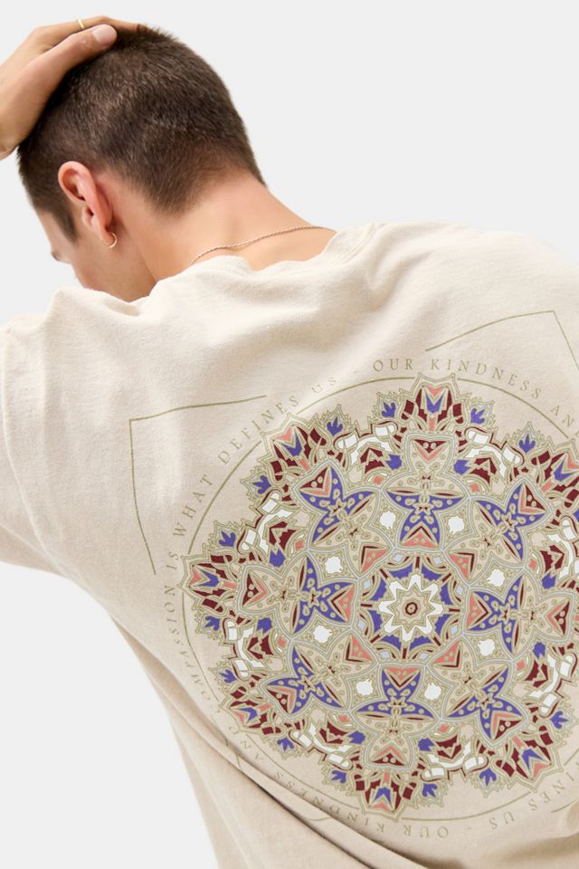T-shirt con grafica Mandala UO #3