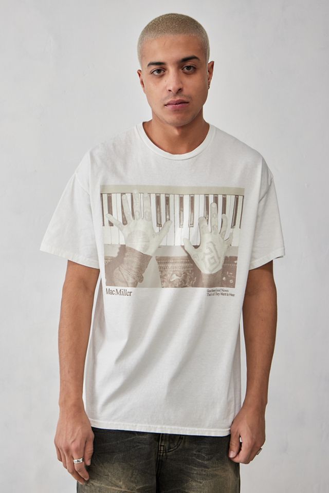 T-shirt blanc UO avec photo de Mac Miller au piano #1