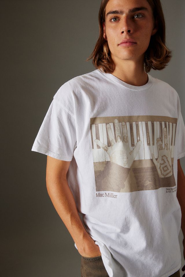 T-shirt blanc UO avec photo de Mac Miller au piano #4