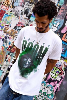 UO Weißes Dr. Doom Relaxed Grafik-T-Shirt
