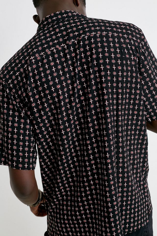 Urban Outfitters – Kurzärmliges Foulard-Hemd in Schwarz mit Geoprint #1