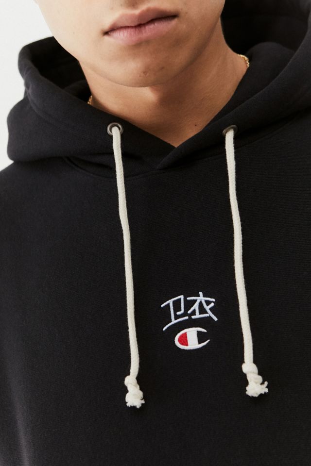 Champion Hoodie in Schwarz mit japanischem Schriftzug Urban Outfitters DE