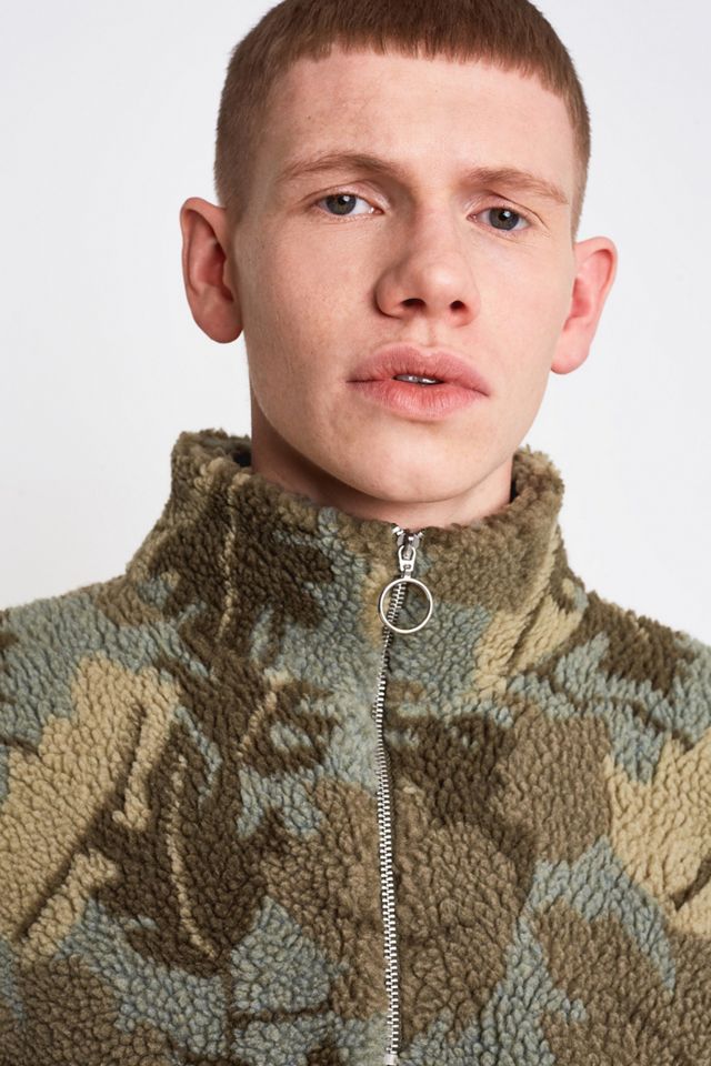 Urban Outfitters – Sweatshirt aus Borg-Fell mit Stehkragen und Blattmuster #1
