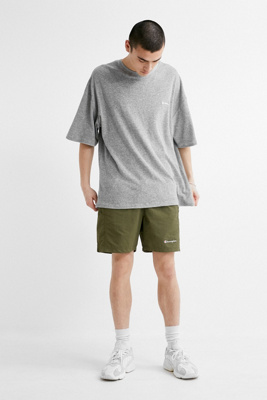 Champion UO Exclusive – Shorts aus Nylon in Khaki Urban
