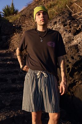 UO Gestreifte Twill-Shorts