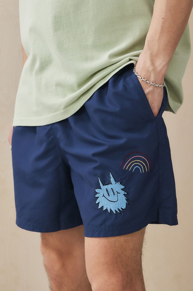 UO Badeshorts in Marineblau mit Kritzelstickerei Urban Outfitters DE