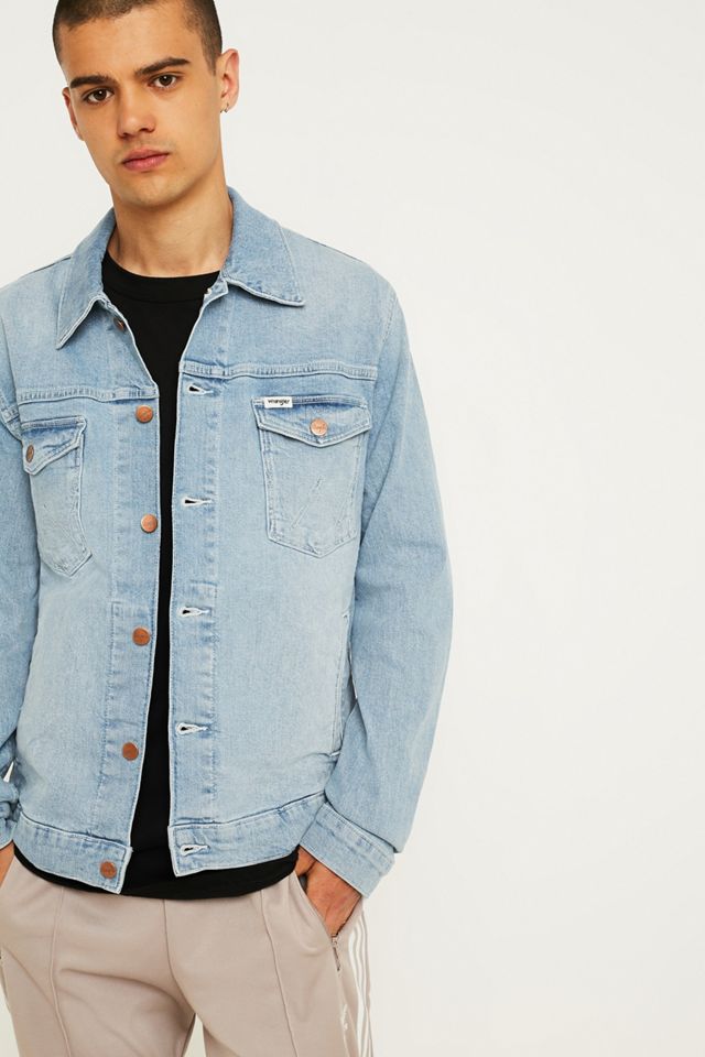 Wrangler Mid Bleach Denim Trucker Jacket | Urban Outfitters FR