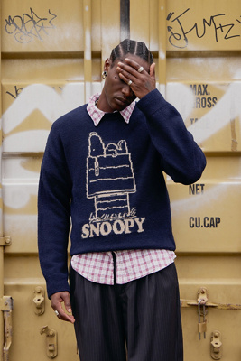 Pull en maille UO Snoopy bleu marine par en taille: Medium - Urban Outfitters - Modalova
