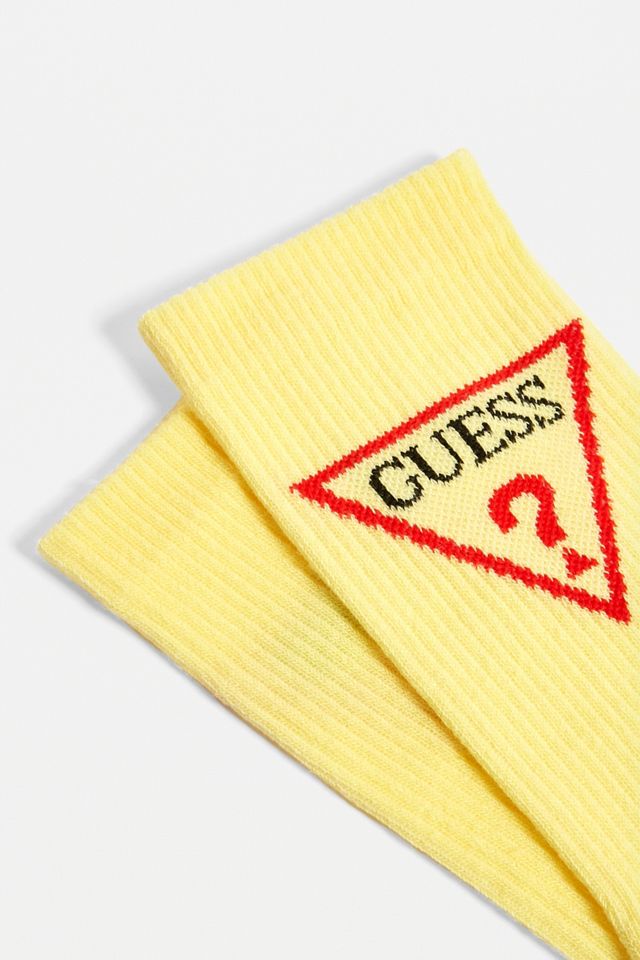 GUESS – Socken in Gelb mit dreieckigem Logo #1