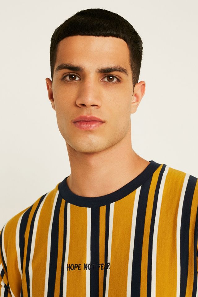 Urban Outfitters – Vertikal gestreiftes T-Shirt in Senfgelb #1