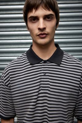 Archivis Schwarzes Streifen-Poloshirt