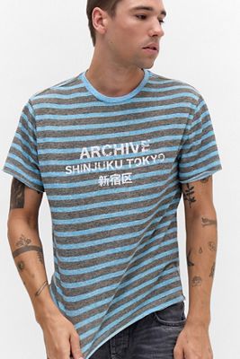 T-shirt graphique à manches courtes en tissu flammé à rayures Archive Archivis