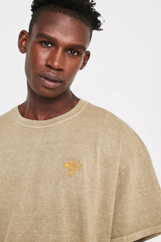 Urban Outfitters – Besticktes T-Shirt „Cherub“ in Khaki #1