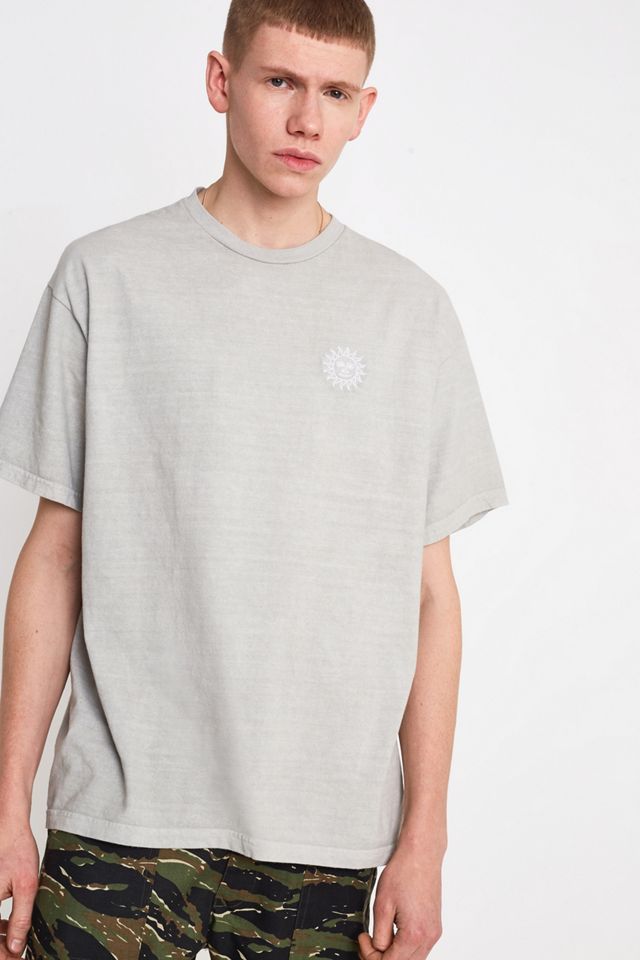 Urban Outfitters – T-Shirt mit Sonnenstickerei #1