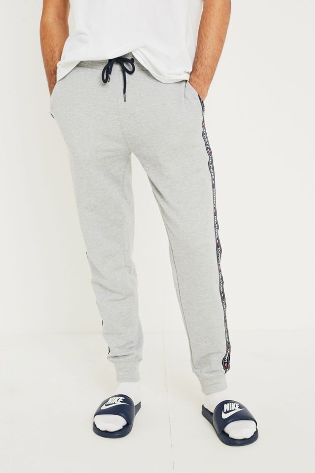 Tommy Hilfiger – Trainingshose in Grau mit Logostreifen #1