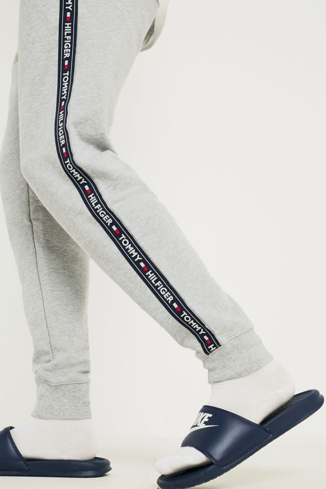 Tommy Hilfiger – Trainingshose in Grau mit Logostreifen #2