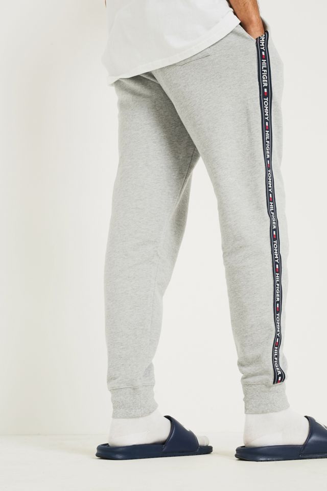 Tommy Hilfiger – Trainingshose in Grau mit Logostreifen #3
