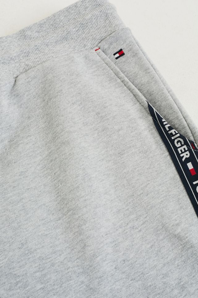 Tommy Hilfiger – Trainingshose in Grau mit Logostreifen #4