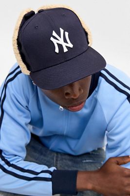 Cappello New Era UO Exclusive Navy NY Yankees con Paraorecchie in Borg