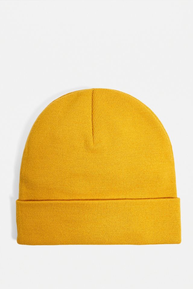 Champion – Beanie mit C-Logo in Gelb Urban Outfitters DE