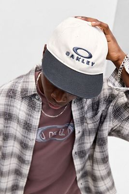 Berretto piatto crema esclusiva UO Oakley