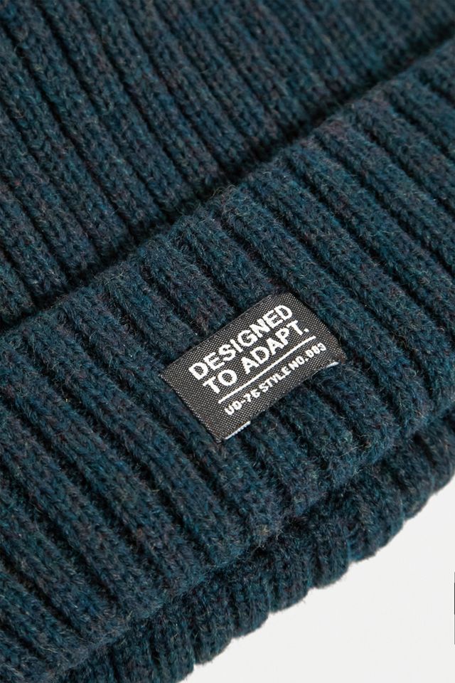 UO – Gerippte Beanie mit DTA-Aufnäher #1