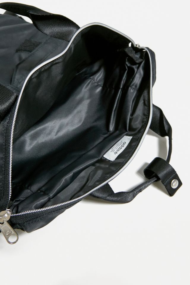 adidas Tasche Modern Utility mit drei Funktionen Urban Outfitters DE