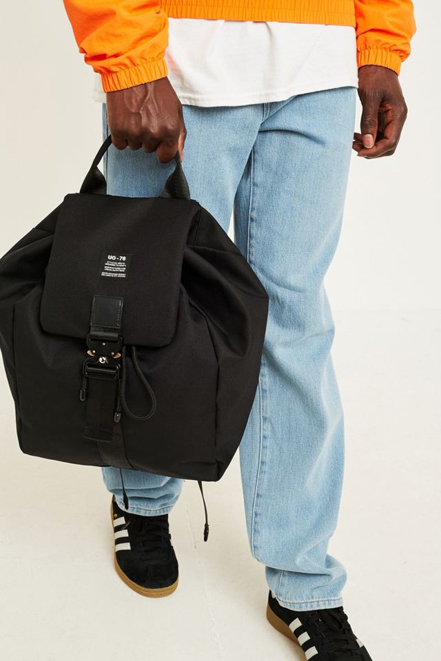 Urban Outfitters – Rucksack „Industrial“ mit Clipverschluss in Schwarz #1