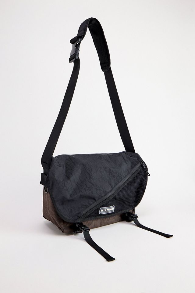 iets frans... Black Sports Messenger Bag #1