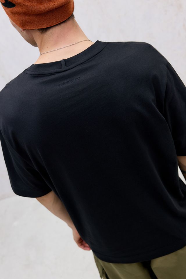 T-Shirt Oakley UO Exclusive con Logo Ellipse in Metallo Liquido Nero #3