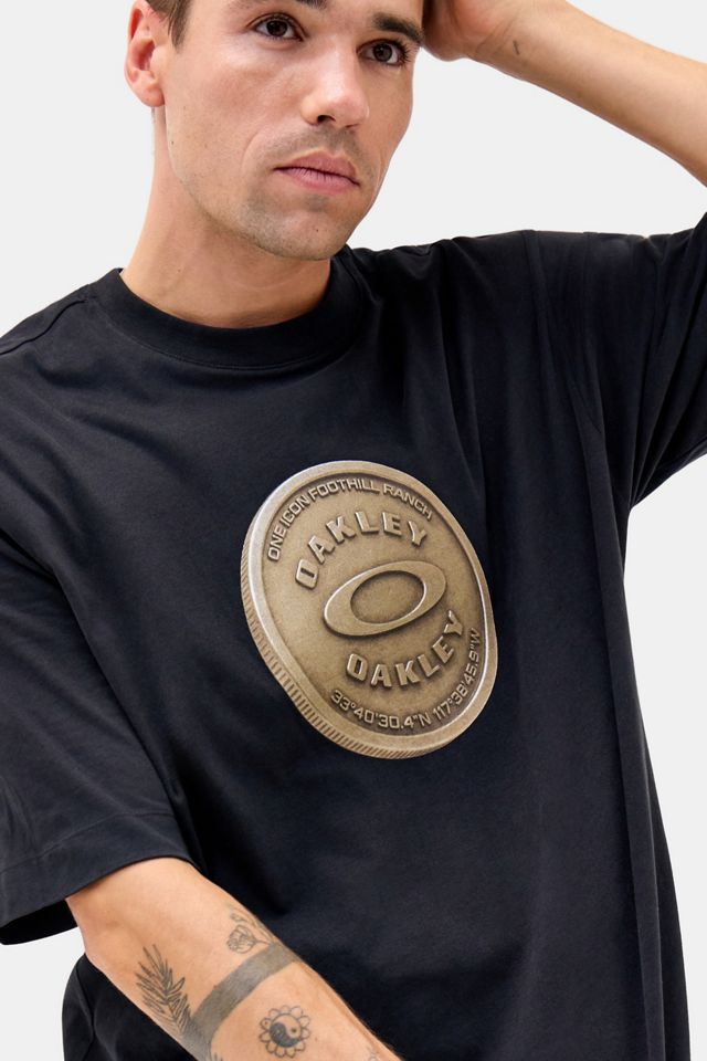 Oakley UO Exklusives Medaillon-Kurzarm-T-Shirt #1